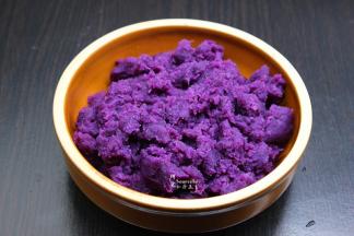 煮熟的紫薯去皮，压碎成紫薯泥；