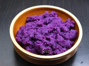 煮熟的紫薯去皮，压碎成紫薯泥；