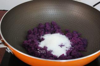 热锅，倒入紫薯泥，白砂糖； 大火煮至白砂糖全部溶解；