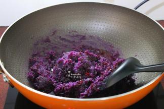 加入麦芽糖，炒均匀；