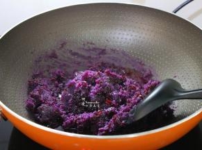 加入麦芽糖，炒均匀；