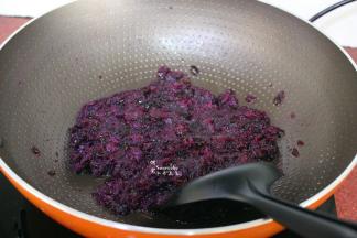 改为小火，加入色拉油，炒至干；PS:120克的色拉油分三次均匀，每次需要炒干再加入。