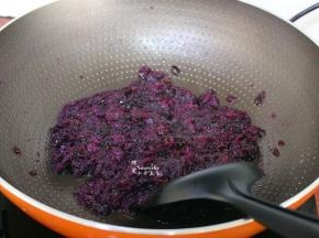 改为小火，加入色拉油，炒至干；PS:120克的色拉油分三次均匀，每次需要炒干再加入。