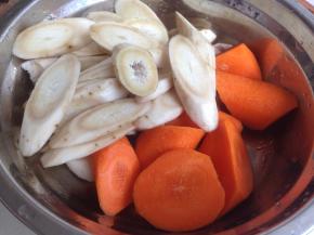 牛蒡和胡萝卜都切厚片