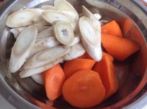 牛蒡和胡萝卜都切厚片