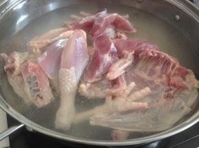 锅里的水烧开后，放入鸡块，焯一下水捞起来