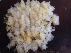提前几个小时浸泡的雪耳，去蒂，切成块状