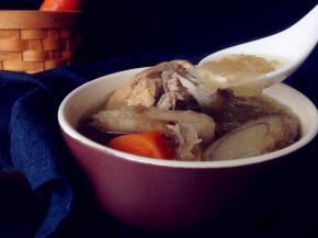 大火烧开后转小火煲1个半小时，最后加盐调味即可