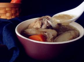 大火烧开后转小火煲1个半小时，最后加盐调味即可