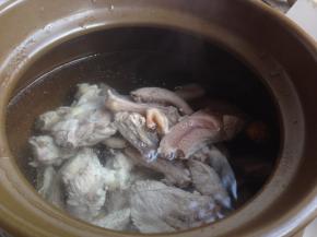 瓦锅里加入水，加入鸡块