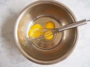 蛋黄中加入玉米油，充分搅拌均匀