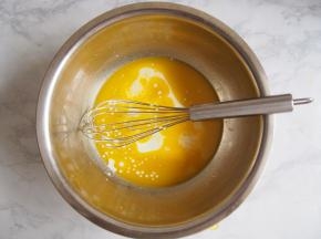 加入牛奶，充分搅拌均匀