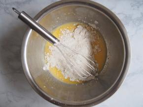 筛入低筋面粉，切拌均匀