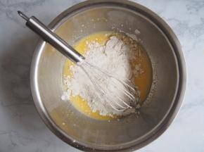 筛入低筋面粉，切拌均匀