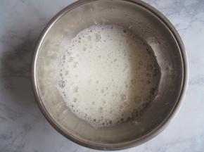 蛋白放入无水无油的喷子中，打发成鱼眼泡的时候加入三分之一糖