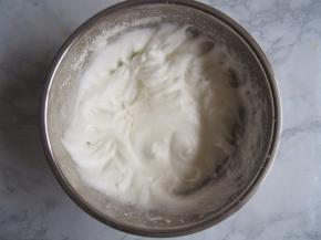 打发至有明显纹路的时候加入第二次糖