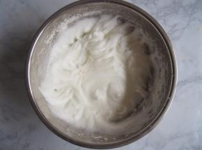 打发至有明显纹路的时候加入第二次糖