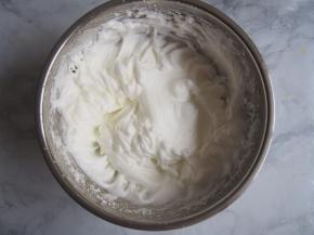 继续打发至纹路明显加入第三次，低速搅打均匀