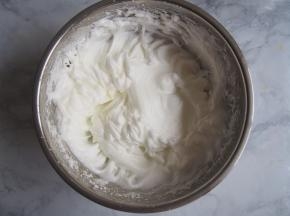 继续打发至纹路明显加入第三次，低速搅打均匀