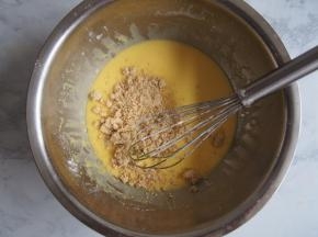 加入肉松搅拌均匀