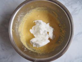 取三分之一的蛋白加入蛋黄糊中，切拌均匀