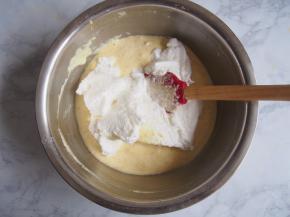 将蛋黄糊倒入剩余的蛋白中，搅拌均匀