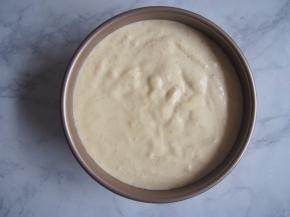 将面糊倒入模具中，震一下磕出气泡。烤箱预热至145度，中下层50分钟左右熟透即可