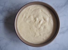 将面糊倒入模具中，震一下磕出气泡。烤箱预热至145度，中下层50分钟左右熟透即可