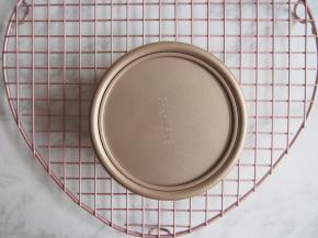 烤好的蛋糕倒扣晾晾脱模即可