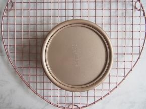 烤好的蛋糕倒扣晾晾脱模即可