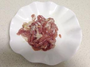 猪肉洗净切条丝状，生姜切丝一同放入，再加入适量的盐、生抽、淀粉拌匀腌制10分钟左右