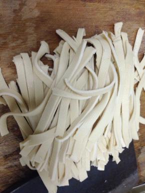 把千张用水冲洗，然后切丝。