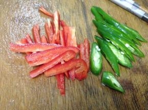 把青椒和红椒切好