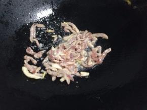 锅里倒入适量的油下肉丝炒至变色盛出备用