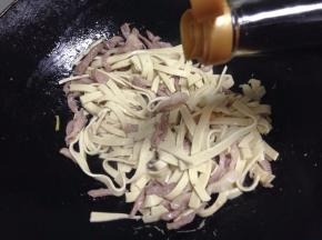 把炒好的肉加入，然后倒入生抽、老抽少许，适量的盐翻炒