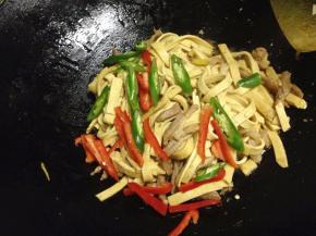 最后把青红椒加入炒匀即可出锅