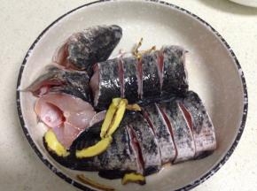 将黑鱼去鱼磷与内脏清洗干净并切块，然后用少许盐、姜片腌制一会。