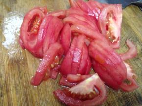 番茄清洗干净去皮切小块备用。