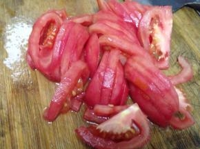 番茄清洗干净去皮切小块备用。