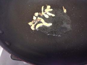 锅里倒入油，把姜片加入炒出香味