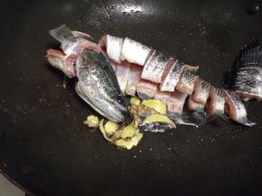 然后把黑色放加锅里中火煎