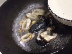 加入适量的水大火煮开转中火