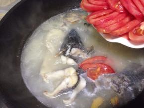 煮至汤汁奶白色，加入切好的番茄继续煮至10分钟