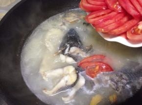 煮至汤汁奶白色，加入切好的番茄继续煮至10分钟