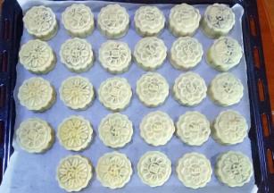 压出月饼形状，转移到烤盘上，表面喷一点水