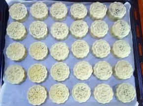 压出月饼形状，转移到烤盘上，表面喷一点水