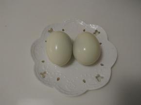 鸡蛋煮熟去壳备用。