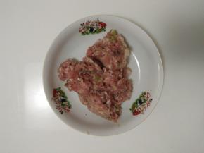 五花肉洗净后剁成末。