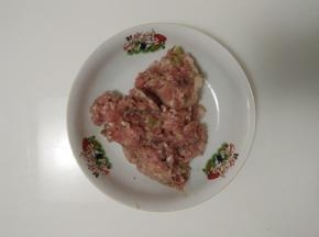 五花肉洗净后剁成末。