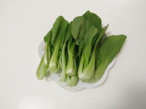 青菜洗净，择去外面的大叶子，留菜心。